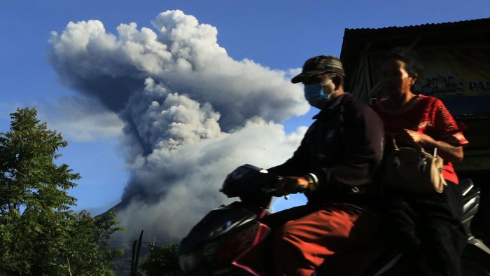Gunung Sinabung menyemburkan material vulkanik saat erupsi di Desa Tiga Pancur, Karo, Sumatera Utara, Minggu (23/8/2020). Pusat Vulkanologi dan Mitigasi Bencana Geologi (PVMBG) menyatakan Gunung Sinabung berstatus level III atau siaga dan meminta masyarakat untuk tidak melakukan aktivitas di desa yang telah direlokasi.  ANTARAFOTO/Edy Regar/Lmo/foc.
