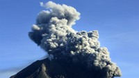 Gunung Sinabung menyemburkan material vulkanik saat erupsi. Semburan material vulkanik terlihat dari Desa Tiga Pancur, Karo, Sumatera Utara.