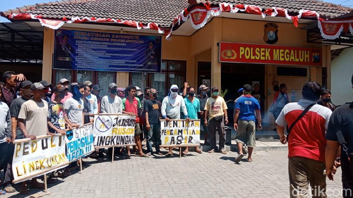 Hentikan Paksa Penambangan Pasir Ilegal di Jombang, Warga Serahkan Barang Bukti ke Kantor Polisi