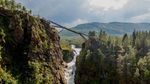 Parno Ketinggian Jangan Lihat, Ada Jembatan di Atas Air Terjun