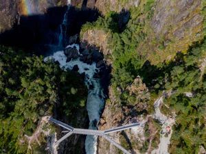 Ngeri tapi Indah, Ini Dia Jembatan di Atas Air Terjun Norwegia