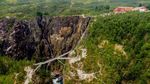 Parno Ketinggian Jangan Lihat, Ada Jembatan di Atas Air Terjun