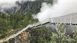 Parno Ketinggian Jangan Lihat, Ada Jembatan di Atas Air Terjun