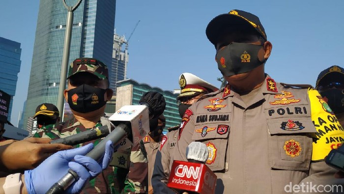 Kapolda Metro-Pangdam Bagikan Ribuan Masker.