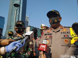 Tingkatkan Disiplin Protokol COVID, Kapolda-Pangdam Bagikan Ribuan Masker