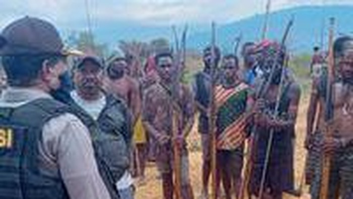Kapolres Jayawijaya Papua AKBP Dominggus Rumaropen memediasi warga agar tidak perang antarkampung.