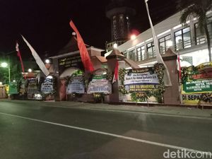 Karangan Bunga Berdatangan di Kediaman Rumah Plt Bupati Sidoarjo