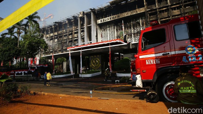Petugas Pemadam Kebakaran terus lakukan penyemprotan pendinginan di gedung utama Kejaksaan Agung, Jakarta, Minggu (23/8/2020). Pendinginan tersebut dilakukan dengan menggunakan bronto lift milik Dinas Pemadam Kebakaran DKI.