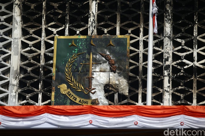 Petugas Pemadam Kebakaran terus lakukan penyemprotan pendinginan di gedung utama Kejaksaan Agung, Jakarta, Minggu (23/8/2020). Pendinginan tersebut dilakukan dengan menggunakan bronto lift milik Dinas Pemadam Kebakaran DKI.