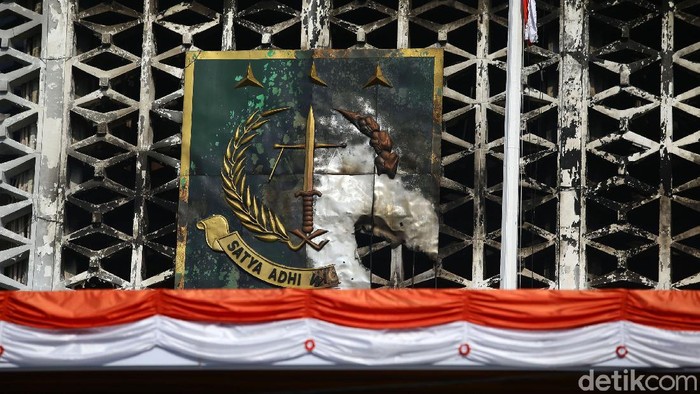 Petugas Pemadam Kebakaran terus lakukan penyemprotan pendinginan di gedung utama Kejaksaan Agung, Jakarta, Minggu (23/8/2020). Pendinginan tersebut dilakukan dengan menggunakan bronto lift milik Dinas Pemadam Kebakaran DKI.