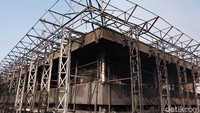Pihak pemadam kebakaran menyebut seluruh gedung habis terbakar.