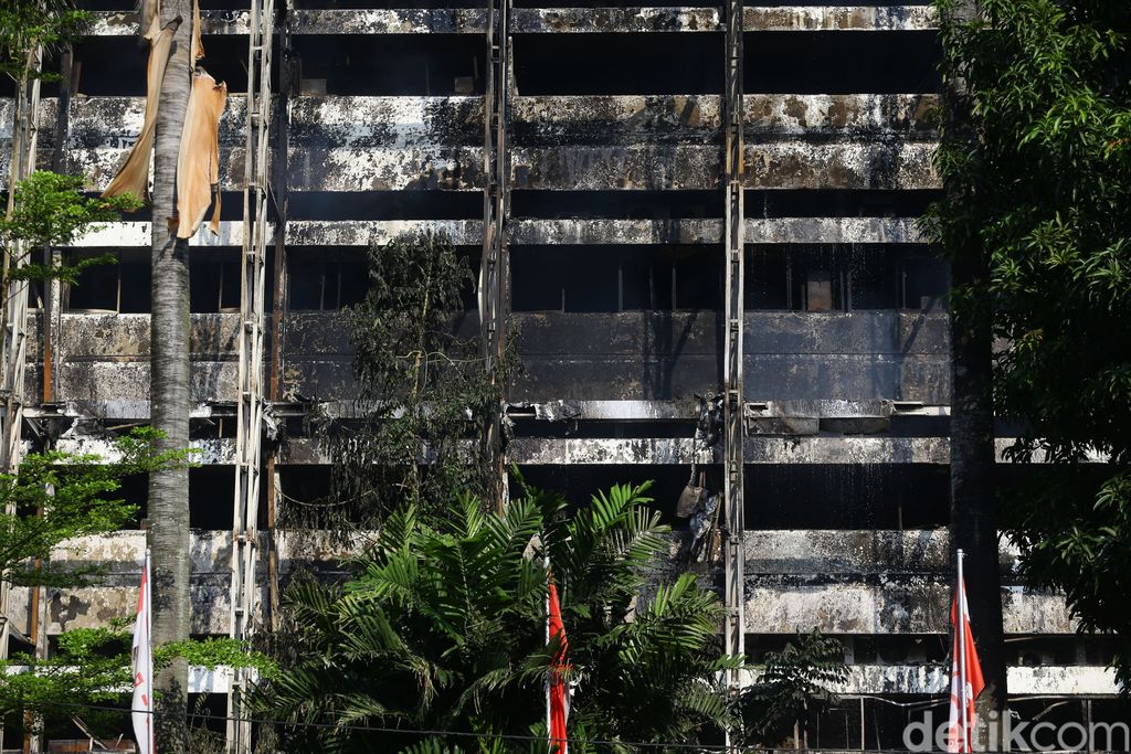 Petugas Pemadam Kebakaran terus lakukan penyemprotan pendinginan di gedung utama Kejaksaan Agung, Jakarta, Minggu (23/8/2020). Pendinginan tersebut dilakukan dengan menggunakan bronto lift milik Dinas Pemadam Kebakaran DKI.