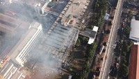 Tampak Gedung Kejaksaan Agung habis terbakar lantaran malam itu api terus menjalar dan semakin besar. Kebakaran itu sempat terkendali sekitar pukul 22.30 namun kembali membesar.