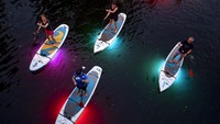Sebuah perusahaan persewaan di Hamburg telah menyediakan papan selancar yang sudah dilengkapi dengan LED warna-warni dan menawarkan tur malam melalui kanal di Hamburg.