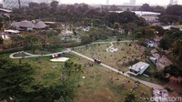 Warga tampak menghabisi waktu sore dengan berwisata ke tempat ini.