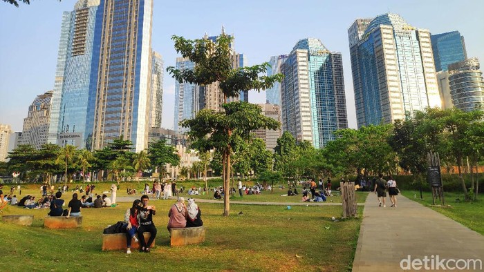 Hutan Kota GBK menjadi alternatif wisata selain ke mal. Biasanya hutan kota itu menjadi tempat untuk menghabiskan waktu sore.
