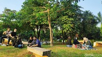 Warga tampak menggelar alas untuk duduk layaknya berpiknik.