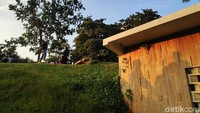 Mayoritas warga tampak menggunakan masker.
