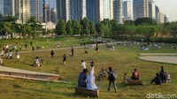 Warga mulai melirik Hutan Kota di kawasan kompleks Gelora Bung Karno (GBK) sebagai tempat rekreasi.