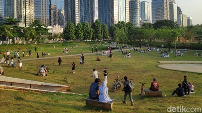 Menikmati Sore di Hutan Kota GBK