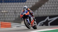 Di MotoGP 2020, Miguel Oliveira bergabung dengan Fabio Quartararo dan Brad Binder yang juga sama-sama berhasil meraih kemenangan perdananya di kelas primer MotoGP. Kemenangan Miguel Oliveira di MotoGP Styria juga bakal terus tercatat dalam sejarah gelaran kejuaraan dunia balap motor grand prix, karena itu hadir dalam race ke-900 dalam sejarah balapan kelas primer. Foto: Getty Images/Mirco Lazzari gp