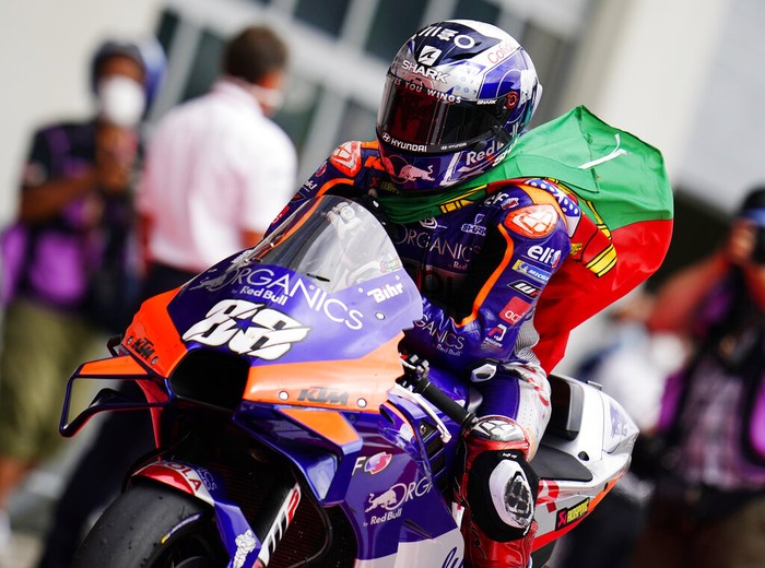 MotoGP Styria 2020 menghadirkan Miguel Oliveira (Red Bull KTM Tech3) sebagai pemenang lewat manuver jelang garis finis. Ada pula insiden red flag di race ini.