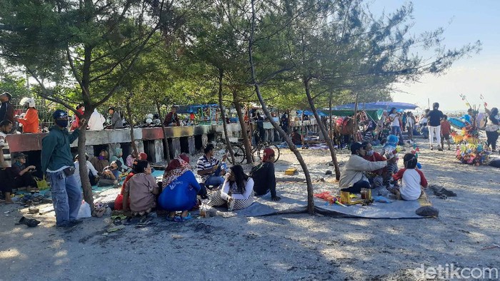 Pantai Kenjeran Dijubeli Wisatawan Saat Long Weekend