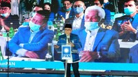 Ketua Umum PAN Zulkifli Hasan memberikan sambutan. 