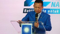 Ketua Dewan Kehormatan Sutrisno Bachir yang hadir juga memberikan sambutan.