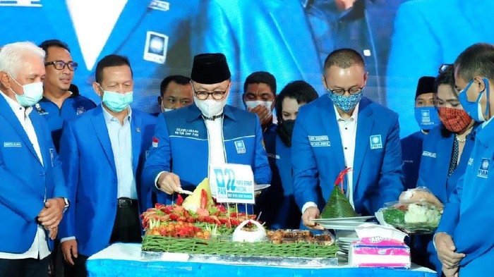 Partai Amanat Nasional (PAN) merayakan hari ulang tahunnya (HUT) yang ke-22 di sebuah gedung di Jalan Amil Nomor 7, Kalibata, Jakarta Selatan (Jaksel), Minggu (23/8/2020). Ketua Umum (Ketum) PAN Zulkifli Hasan (Zulhas) hadir.