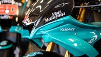 Bukan cuma cat yang disamakan dengan tunggangan Quartararo dan Morbidelli, replika motor MotoGP dengan motor Yamaha R1 yang dikerjakan oleh YART di-upgrade agar mendekati Yamaha M1 di MotoGP. Komponen pendukung aerodinamika seperti motor MotoGP ada di R1 replika motor Quartararo-Morbidelli ini. Termasuk fairing dan winglet serat karbon dari Genuine Yamaha Technology for Racing (GYTR). Foto: Yamaha Racing