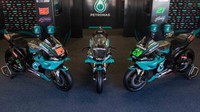 Begini saat disandingkan dengan motoGP sungguhan. As roda yang mendukung penggantian ban dengan cepat terpasang di swing arm. Ditambah footrest racing, tuas rem dan kopling yang dapat disesuaikan, perangkat tersebut disuplai oleh Brembo. Foto: Yamaha Racing