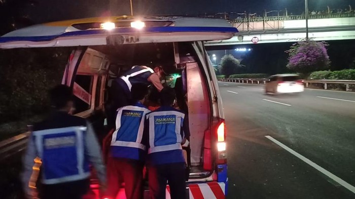 Petugas sedang mengevakuasi korban tabrak lari di Tol Sedyatmo Jakut