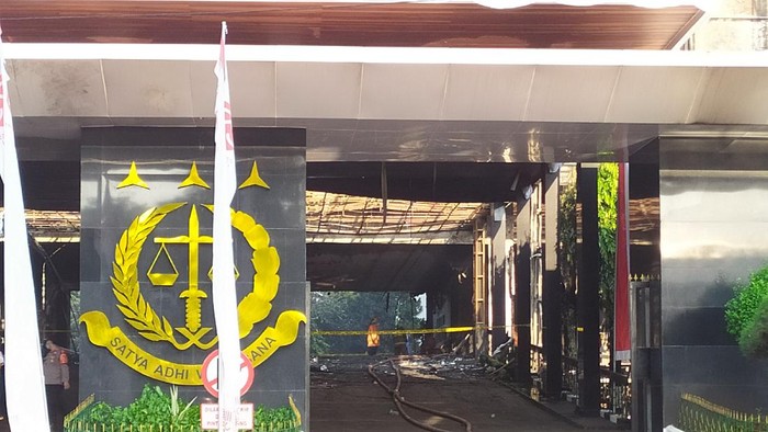 Polisi Pasang Garis Polisi di Gedung Kejagung yang Terbakar