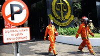Saat ini penyebab kebakaran Gedung Kejagung masih diselidiki. Tim Labfor dan Inafis telah dikerahkan untuk melakukan penyelidikan penyebab kebakaran.