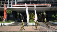 Gedung utama di kompleks Kejagung hangus terbakar. Gedung utama itu merupakan kantor Jaksa Agung dan Wakil Jaksa Agung serta beberapa jaksa agung muda dan sejumlah biro kejaksaan.