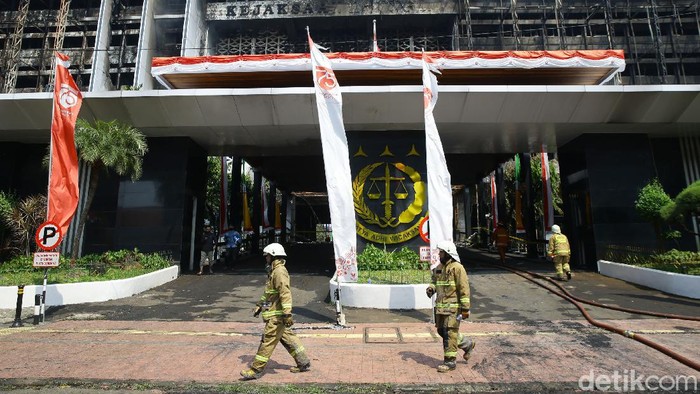 Petugas Damkar telah berhasil memadamkan kebakaran di Gedung Kejagung. Kini mereka bisa beristirahat setelah belasan jam melawan api.