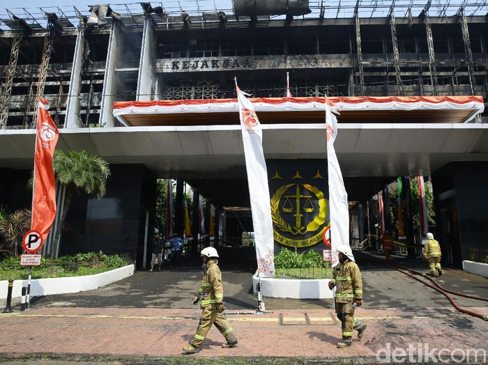 Petugas Damkar telah berhasil memadamkan kebakaran di Gedung Kejagung. Kini mereka bisa beristirahat setelah belasan jam melawan api.