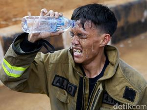 Potret Damkar Usai Belasan Jam Melawan Api di Gedung Kejagung