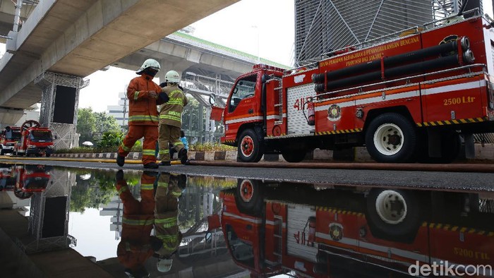Petugas Damkar telah berhasil memadamkan kebakaran di Gedung Kejagung, Minggu (23/8/2020). Kini mereka bisa beristirahat setelah belasan jam melawan api.