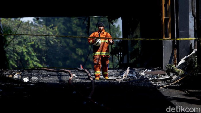 Potret Damkar Usai Belasan Jam Tangani Kebakaran Gedung Kejagung Petugas Damkar telah berhasil memadamkan kebakaran di Gedung Kejagung, Minggu (23/8/2020). Kini mereka bisa beristirahat setelah belasan jam melawan api.