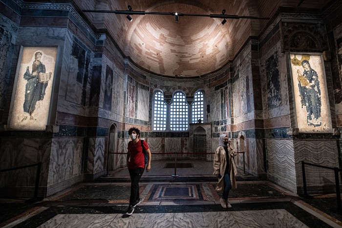 Sudah dua gereja bersejarah yang diubah Presiden Turki, Erdogan, menjadi masjid. Usai Hagia Sophia, Erdogan mengubah Gereja Chora menjadi masjid di Turki.