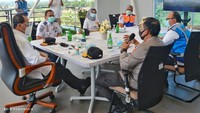 Menhub juga mendengarkan laporan dari Kakorlantas Polri dan Dirut Jasa Marga terkait kesiapan antisipasi lonjakan arus kendaraan.