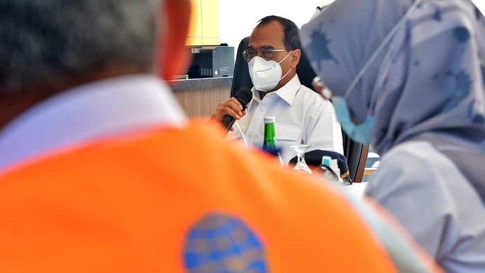 Menteri Perhubungan Budi Karya Sumadi melakukan peninjauan di sepanjang jalur tol dari Jakarta hingga Cikopo, Jawa Barat dengan menggunakan helikopter. Hal itu dilakukan untuk mengantisipasi terjadinya puncak arus balik libur panjang yang diprediksi terjadi pada Minggu (23/8) sore hingga malam.
