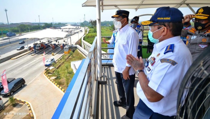 Puncak Arus Balik Hari Ini, Menhub Tinjau Tol Jakarta-Cikopo Menteri Perhubungan Budi Karya Sumadi melakukan peninjauan di sepanjang jalur tol dari Jakarta hingga Cikopo, Jawa Barat dengan menggunakan helikopter. Hal itu dilakukan untuk mengantisipasi terjadinya puncak arus balik libur panjang yang diprediksi terjadi pada Minggu (23/8) sore hingga malam.