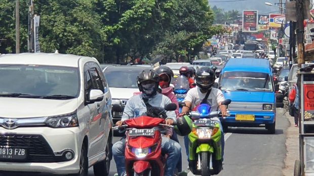 Situasi arus lalu lintas di simpang Gadog, Puncak, Bogor, Jawa Barat, Minggu (23/8/2020).