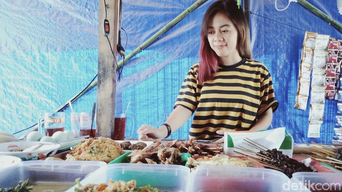 Selvy berjualan angkringan di Jalan Pedan-Juwiring, Klaten, Sabtu (22/8/2020).