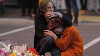Duka menyelimuti keluarga korban penembakan. Mereka tak kuasa menahan air mata saat datang ke lokasi penembakan pada 16 Maret 2019 lalu. AP Photo/Mark Baker.
