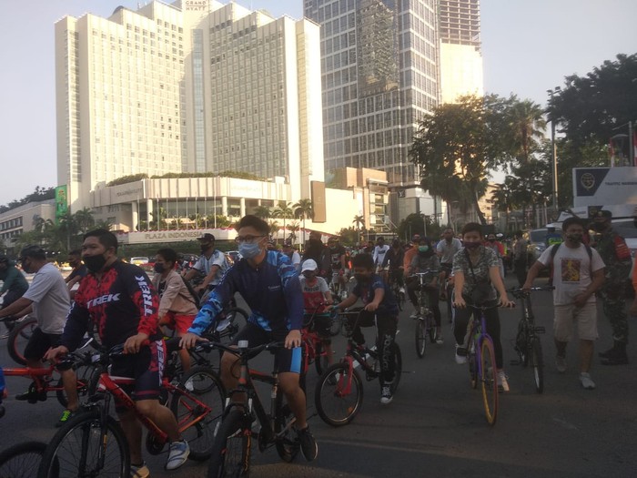 Warga Memenuhi Bundaran HI untuk Bersepeda dan Berolahraga
