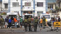Diketahui, sebanyak 14 orang tewas dan 75 tentara, polisi, serta warga terluka akibat guncangan bom bunuh diri tersebut. AP Photo/Nickee Butlangan.